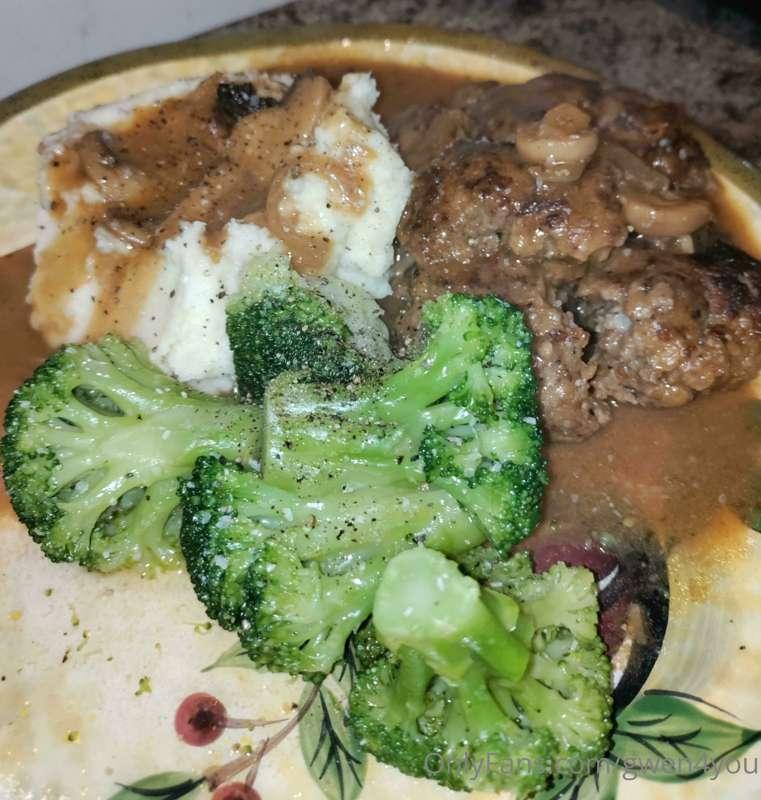 Get you a girl who can fuck AND cook <3