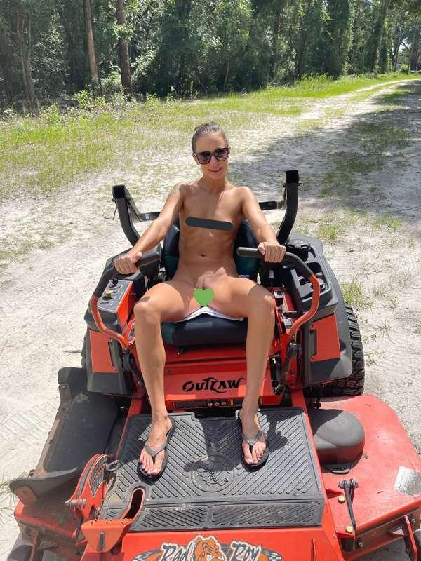 See what I was up to at my “farm office” today 😆👍🏼