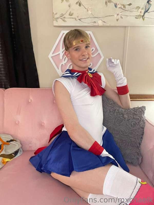 wanna hang with sailor moon? 🌙