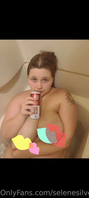 Thicc, buzzed, and enjoying a hot bath 😘 uncensored and full..