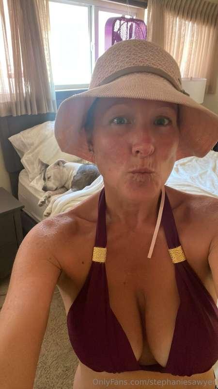 new beach kit :)

do you like mommies new hat?