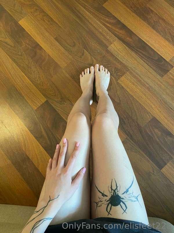 Who is a fan of slim and pink legs and feet? 😏
