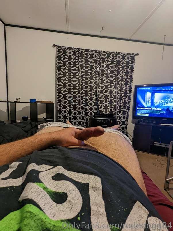 Bored n horny 😘 suck it and slap it on your cheek till I blo..