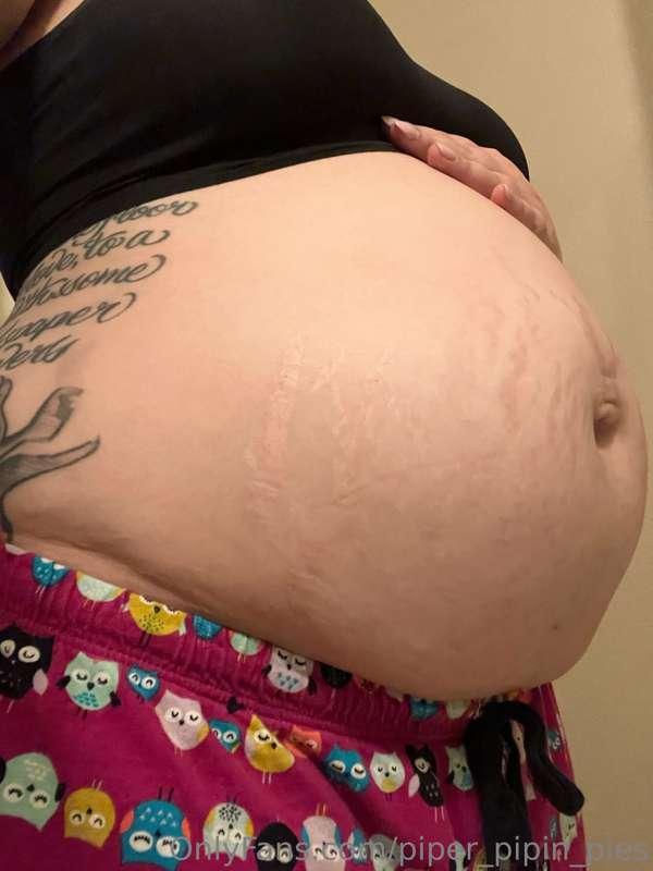 Any one down to feed me dinner? Ya girls getting hungry 😈 I ..