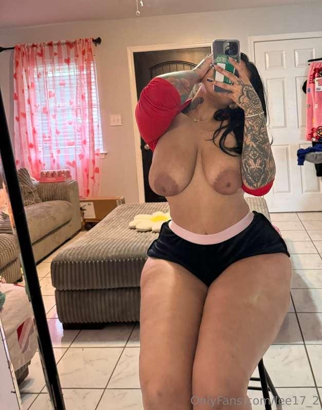 thicc thighs n big titties, u like it babe?