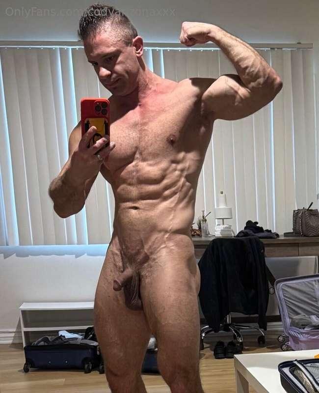 Built like a Greek statue💪🏻