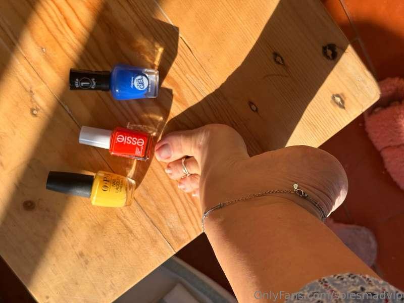 Happy New week 💛🧡💙 Tomorrow I'm going to paint my nails, can..
