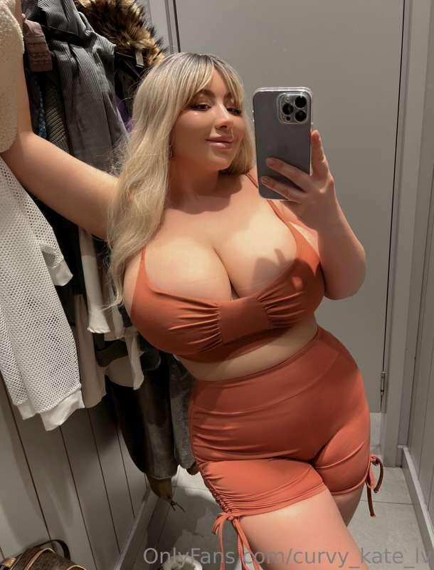 Tight clothes are usual for a woman with my body🤭🤭 So when I..