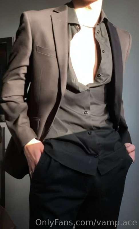 Looking for a girl to wear a black dress or red for me pleas..