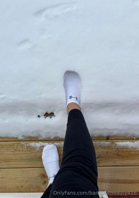 will you lick the snow off my sock?❄️