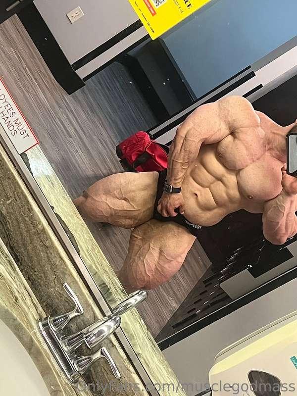 Who’s getting their head crushed between these boulders 🤔