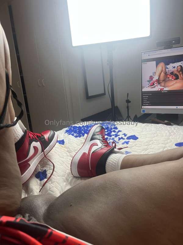 Bby join me 😋🍑let’s watch movies 