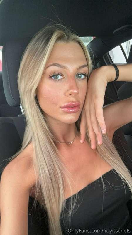 Let’s fuck in the back seat 😈