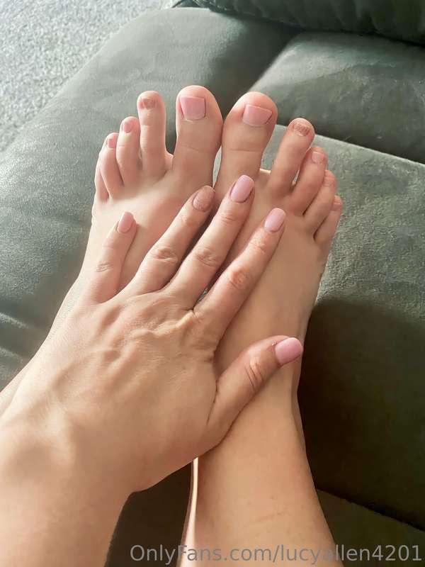 Some feet pics for you feet lovers :)