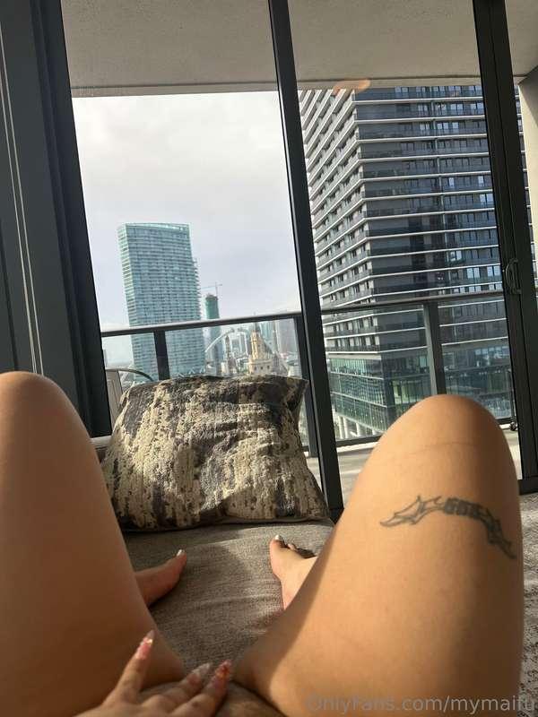 u should be between these legs >w<