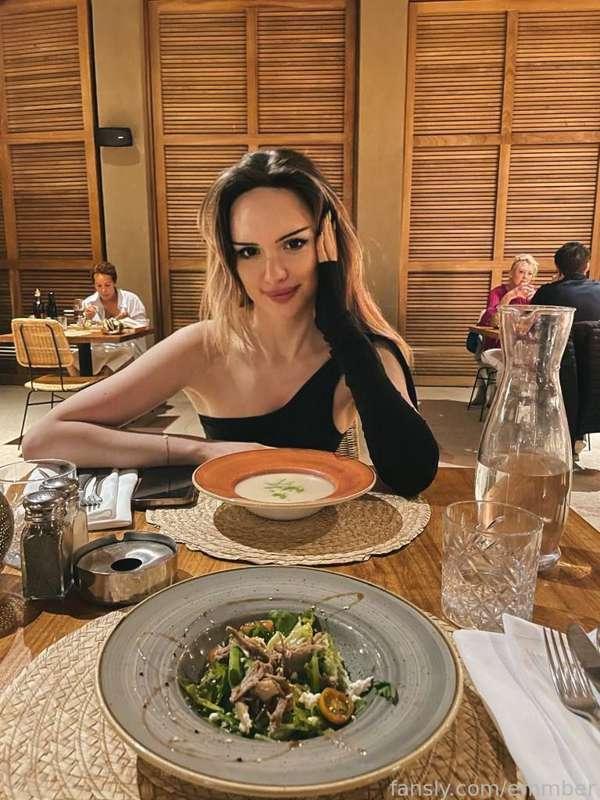 A lovely evening at dinner with my besty.
I won't show her off so you don't go crazy with her beauty, so look at me 😂