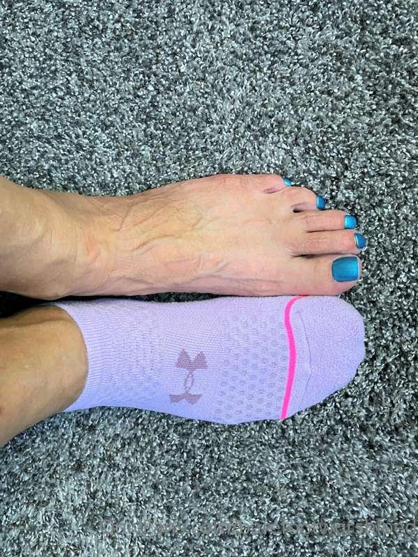 I’m ready to rock your world 💋 with these veiny feet after a..