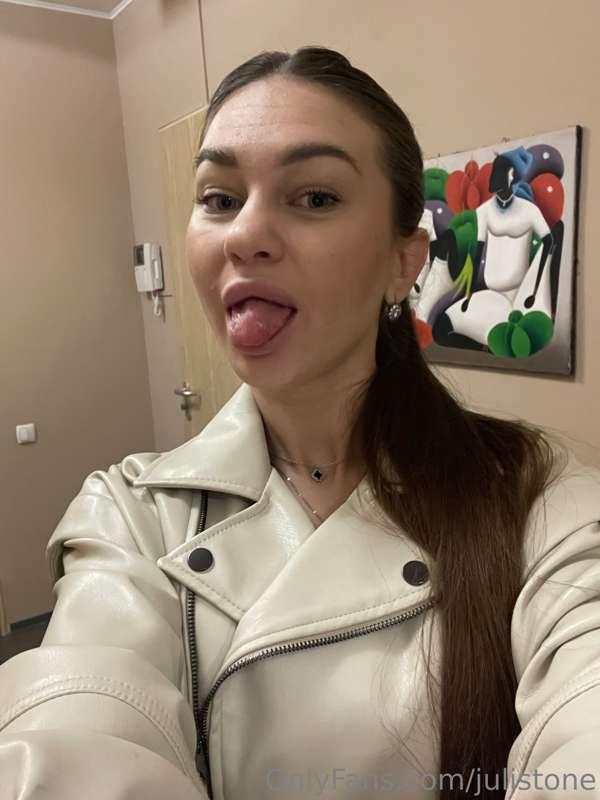 What do you think when you look at my tongue? 😈👄
 I think yo..