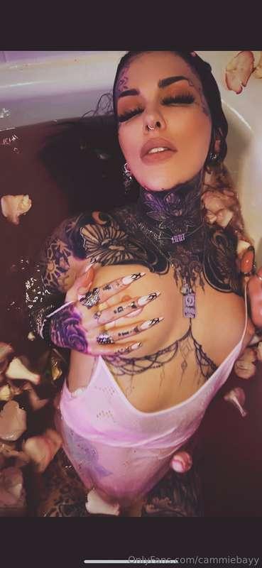 I made a little behind-the-scenes sexy set and video for you..