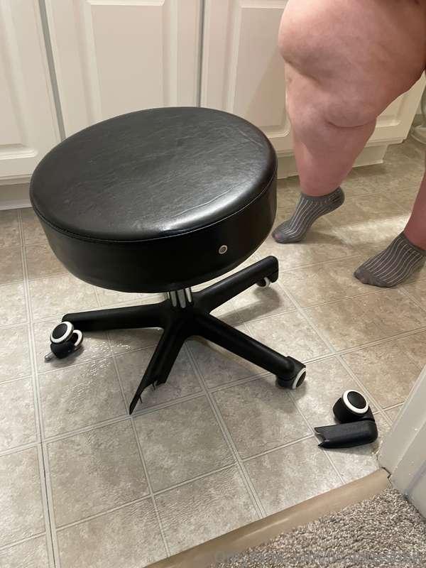 I can't believe I BROKE my kitchen chair 🙈 One of the wheels..