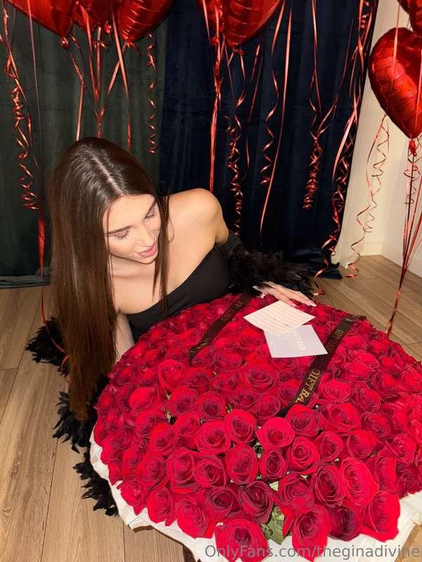 I adore having flowers in the house 🌹