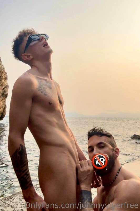 ▶️🇮🇹 ***VIDEO EXCLUSIVE INTERO - Johnny & Bubi al mare*** 
*..