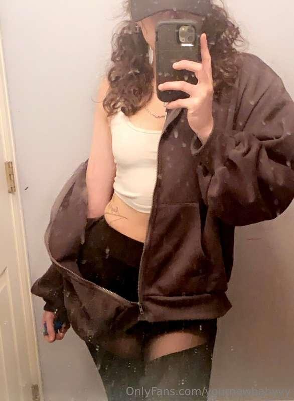 Dirty mirror picsss😬😂🖤 remind me to clean that shiii