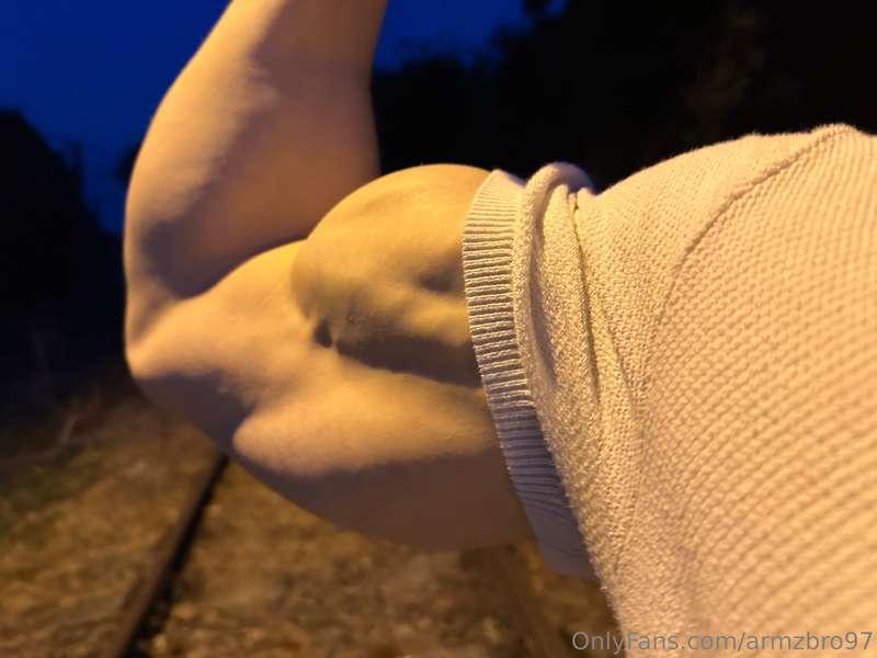 Biceps at night🔥