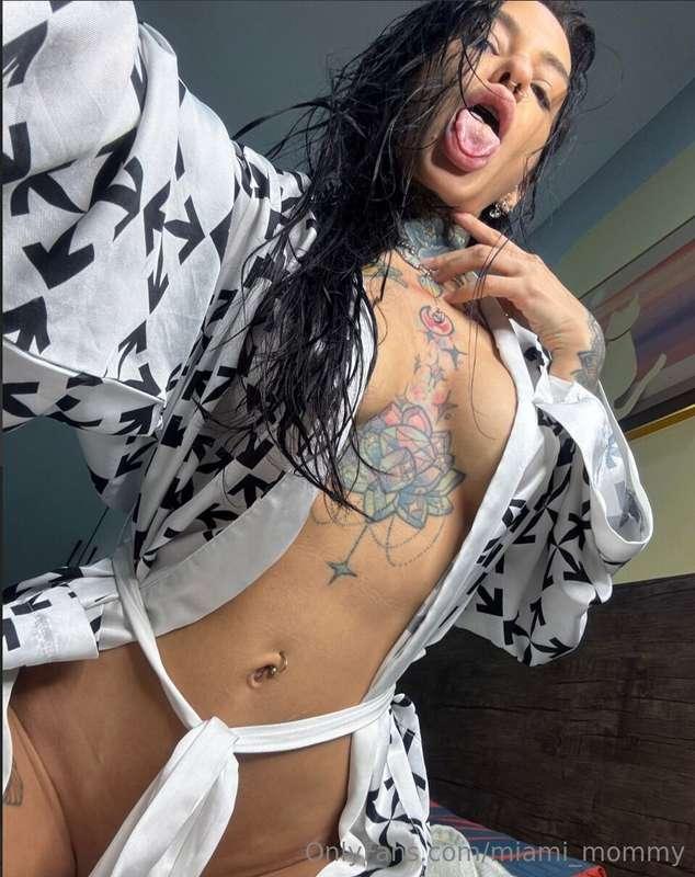 Awesome dj @natareflection wants to show you her hottest con..