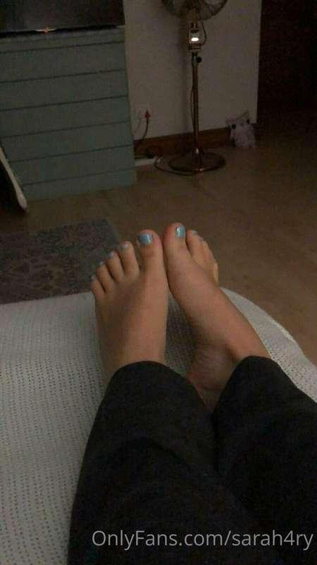 My first ever feet pics, Been told I have nice feet, would y..