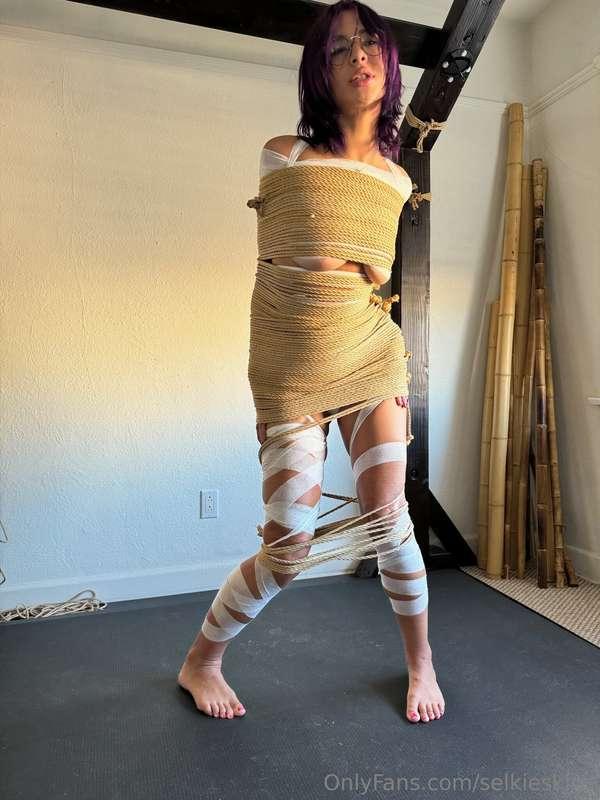 Absolutely mummified by 10 continuous rope wraps