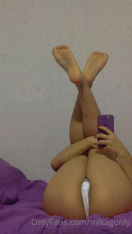 On whose shoulders do I climb my legs?