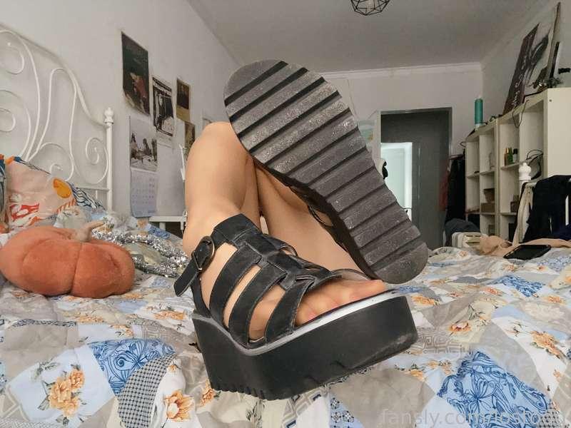 These are my really old shoes but i still like them🥰

#fyp #hairy #pussy #fatpussy #footfetish #feet #pantyhose #heel