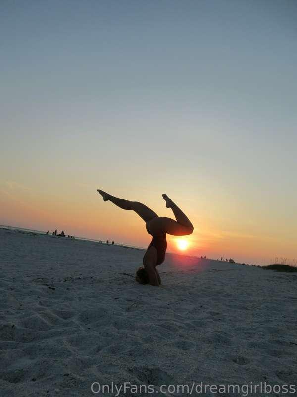 who's gunna match my freak!?🤗 aka yoga on the beach at sunse..