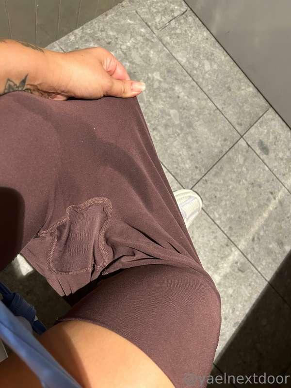 I left the gym with a sweaty pussy and my leggings were so o..