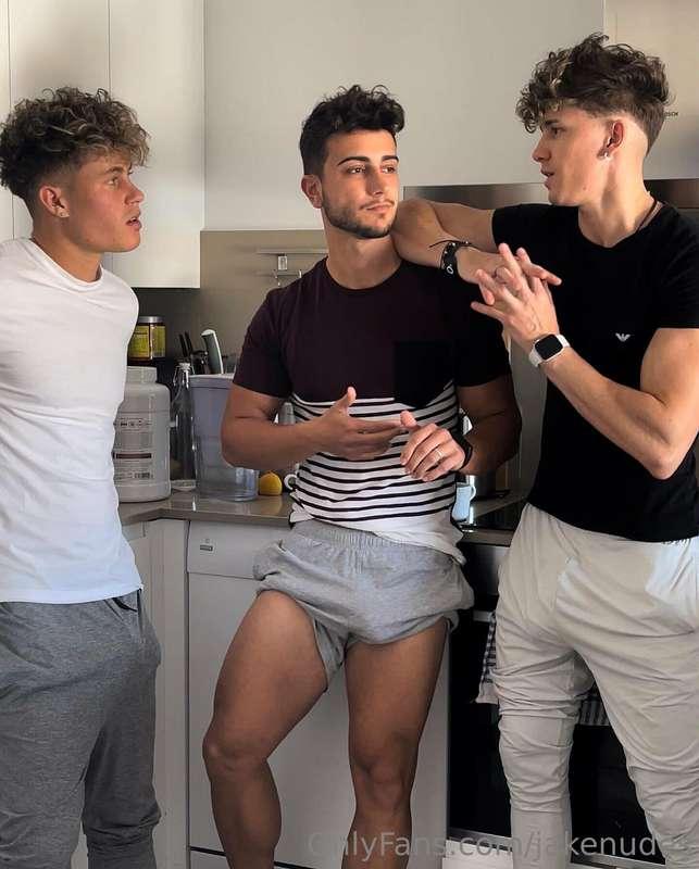 Three boys 😏  @yarik1  @julienpop