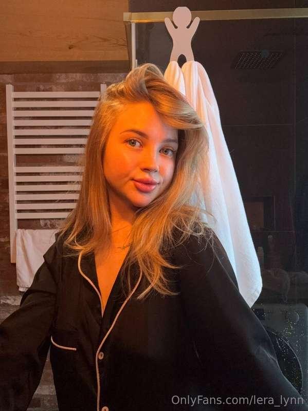 Morning selfie with no makeup?🥰