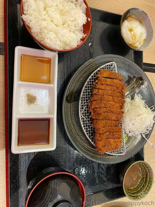 This beef tonkatsu set was to DIE for 🤤🤤🤤 I would eat this e..