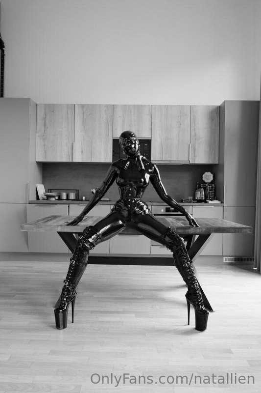 This latex doll is ready for any action 😈💦