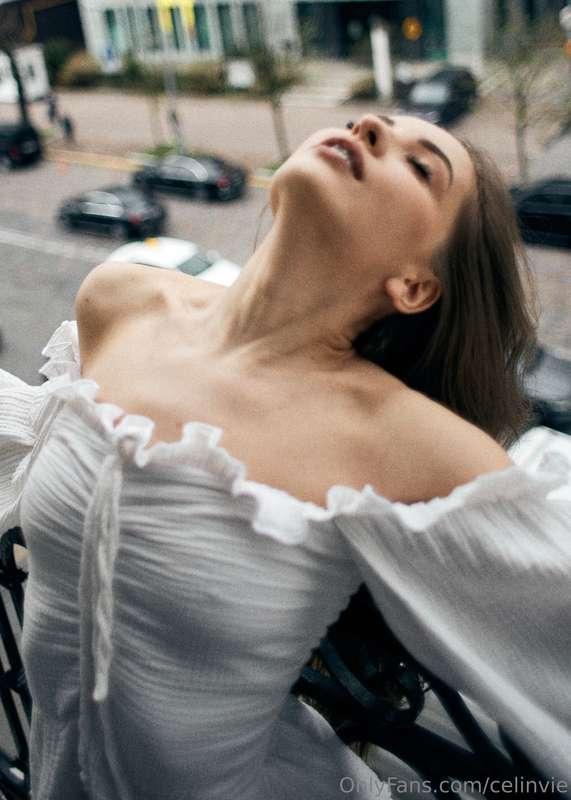 The hard nipples are my favorite detail in this photo😈