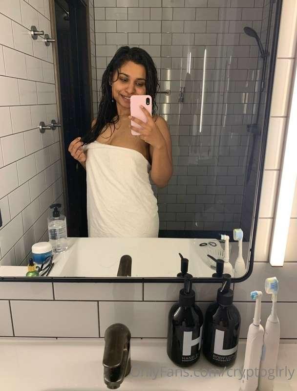 fresh out the shower ;) Tip $20 to see the full explicit vid..