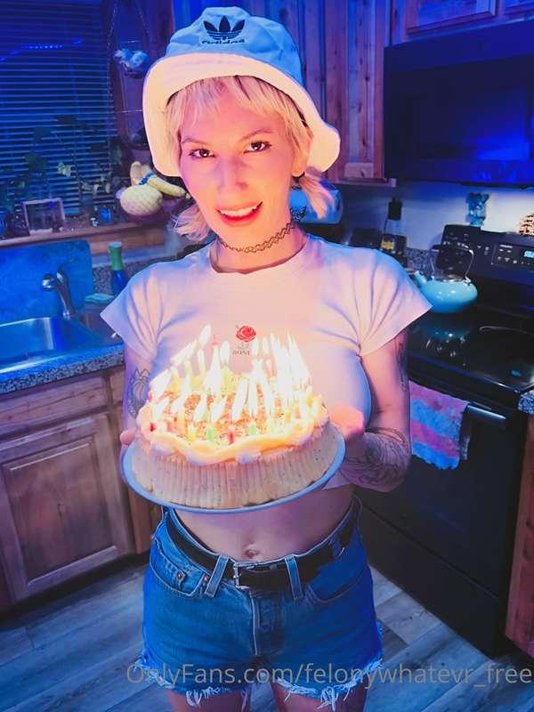 ….this is what the cake looked like before I got sh-willy 🤟🍾..