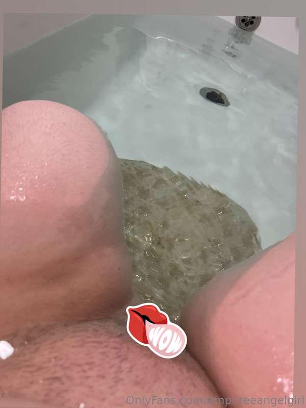 Who wants a bath with me ?? 💦 