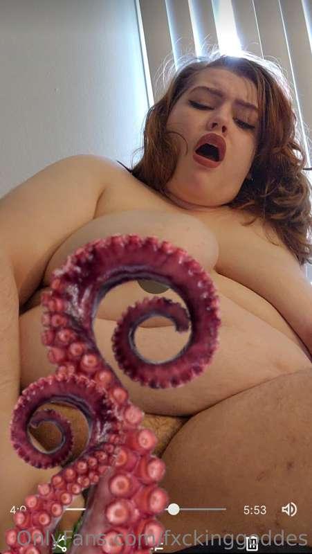 Watch me get fucked by a big, green tentacle 🥵 the way the s..