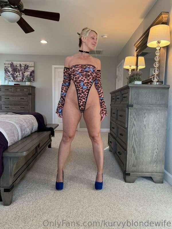 kurvyblondewife image #0