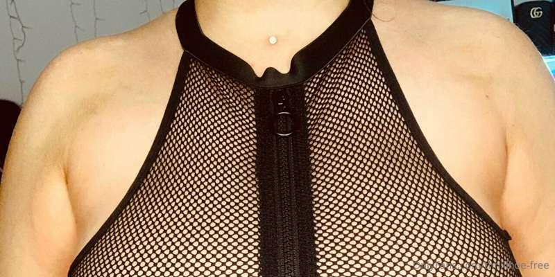 For my fishnet lovers 😉 
I couldn’t open the zip wide enough..