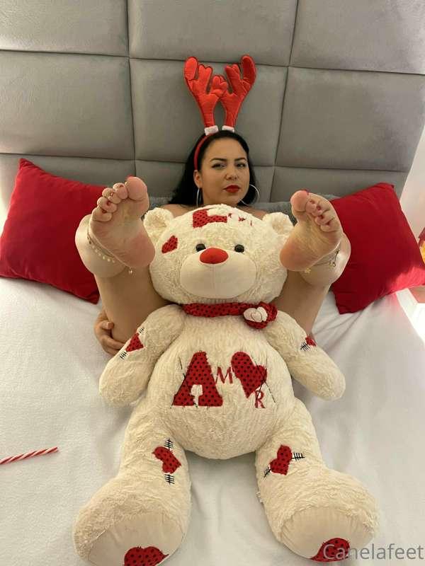 Who wants to be my teddy bear?😈