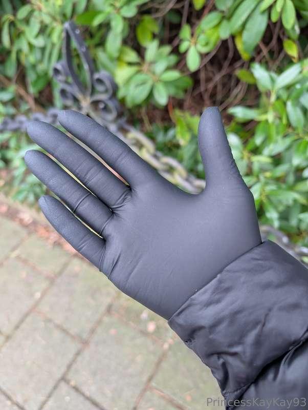Having to work on my day off = 🙃A gloved evening walk = 🤩