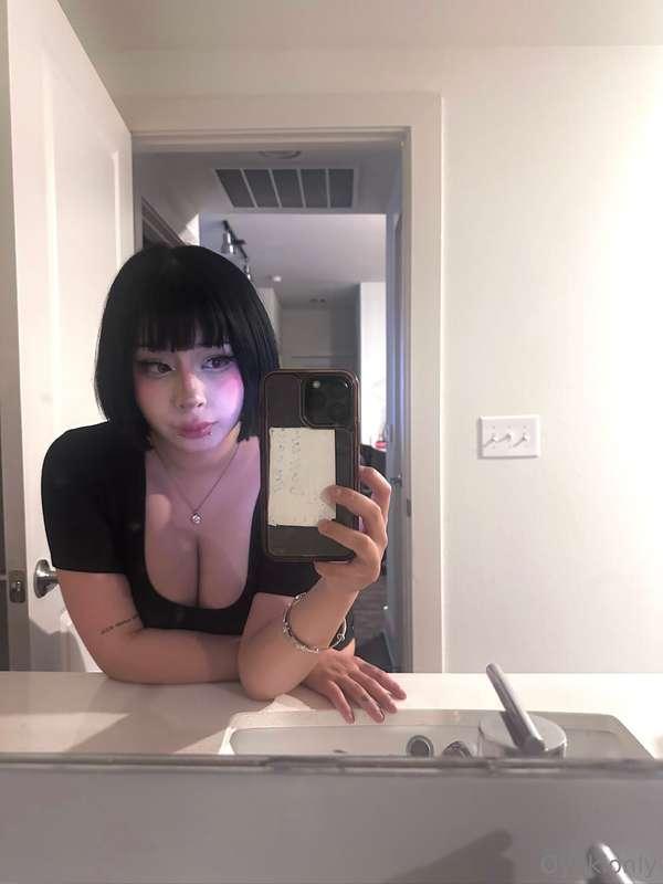 Staying in tonight txt me >.<🖤 