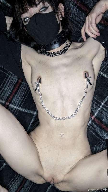 Managed to spread while pulling the chain...high hips + short torso perks I suppose 🤭

#clamps #painplay #pain #masochist #masochism #smalltits #petite #pale #spreading #pussy